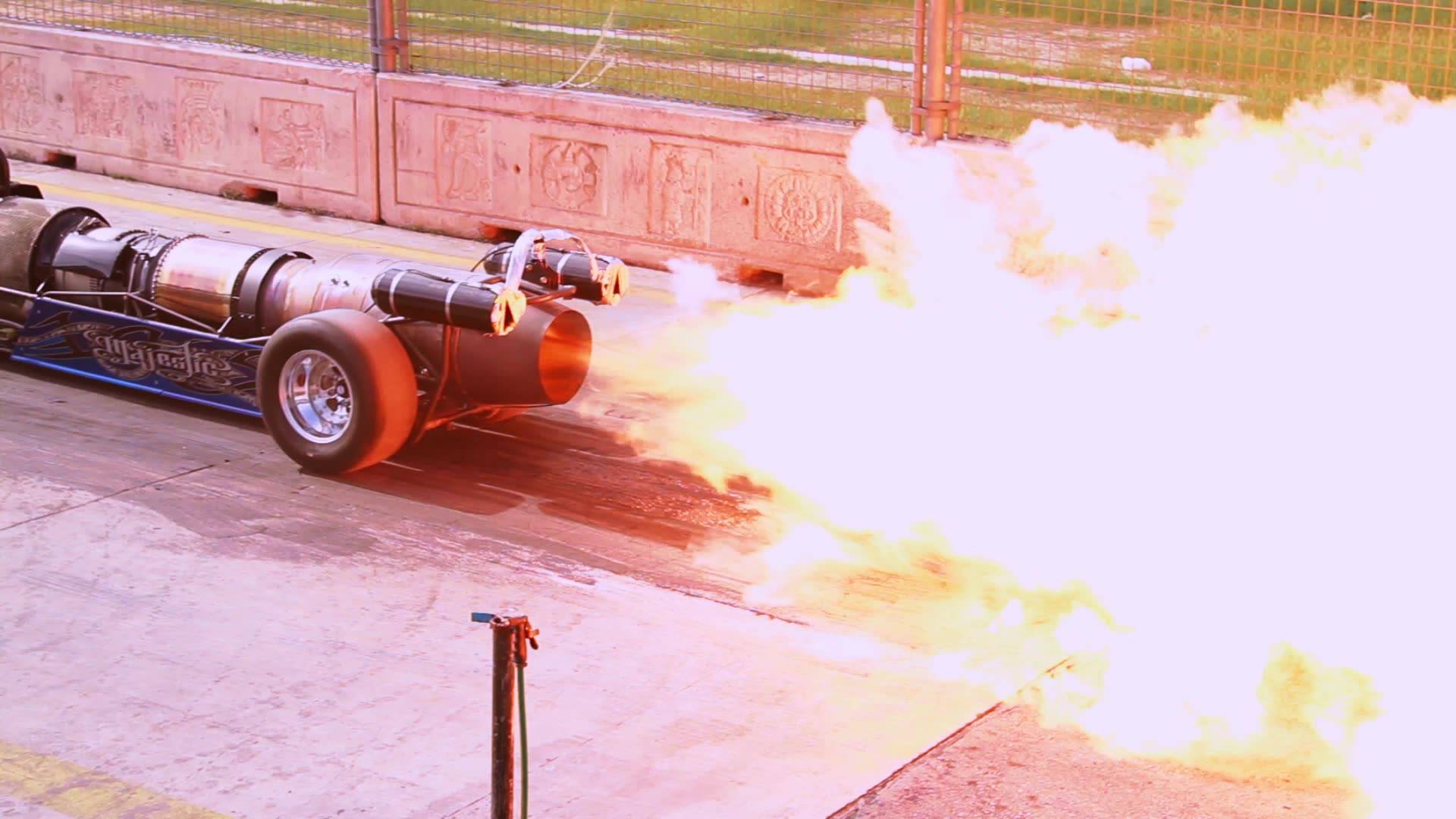 Video showcasing the Arabe Racing Team’s turbine dragster on track, highlighting speed and design.