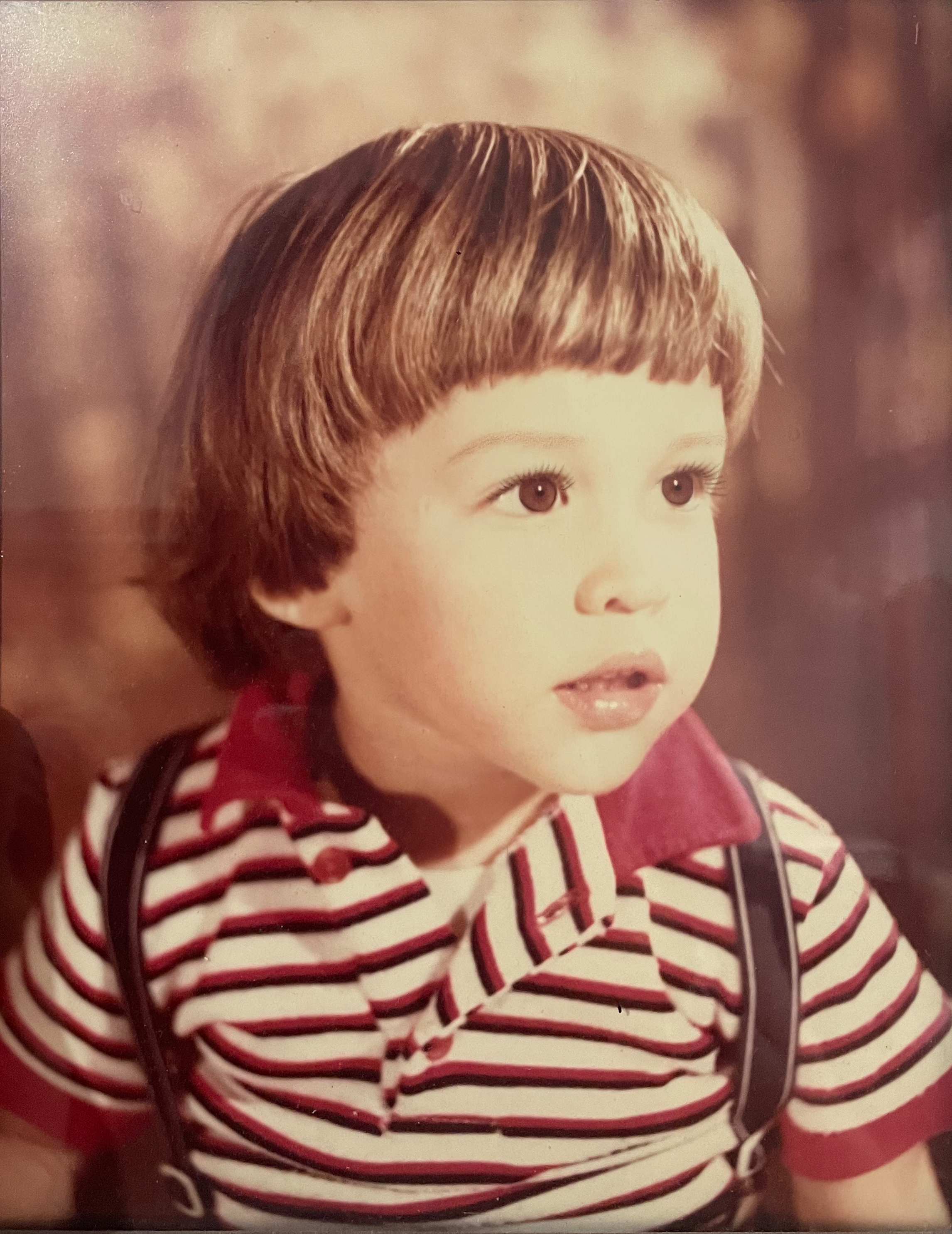 Early portrait of content creator Alejandro Roa at four years old in 1985.