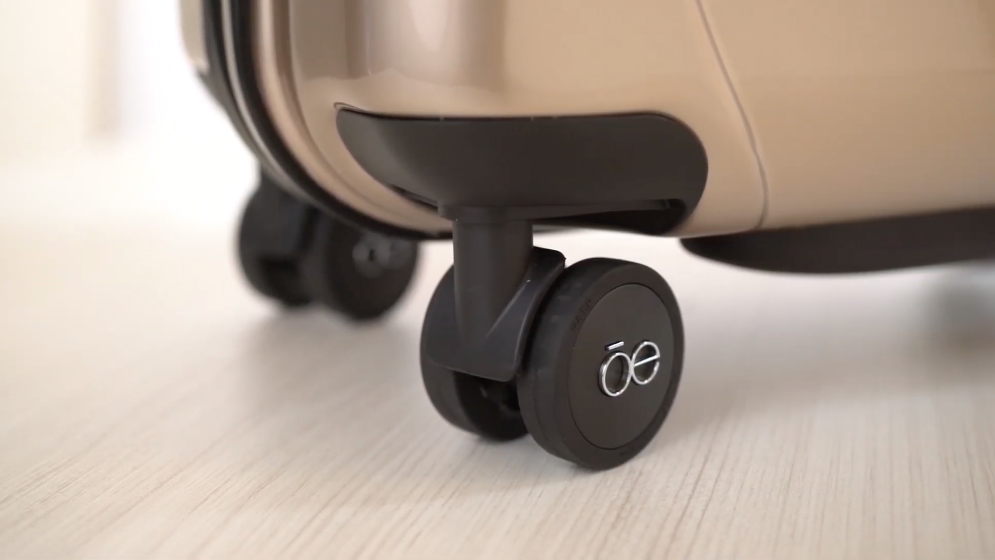 Promotional video showcasing Cloewe travel luggage Cloe