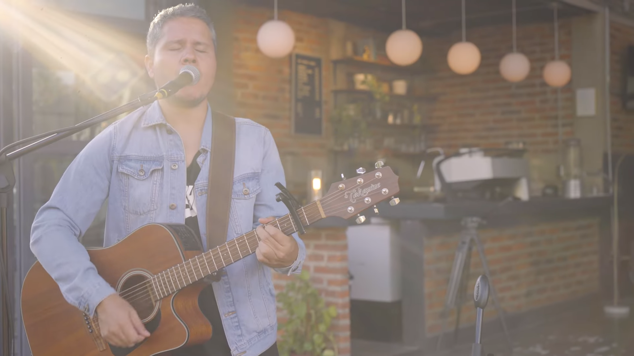 A Live Session video of worship music performance with natural light flares. De gracia en gracia